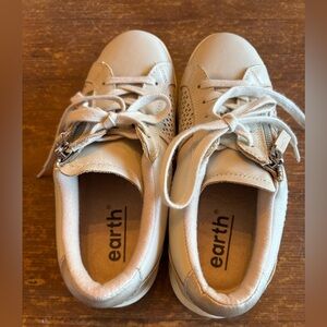 Earth Taupe and Cream Sole SneakersSZ 6 zippers for quick access!NWT!